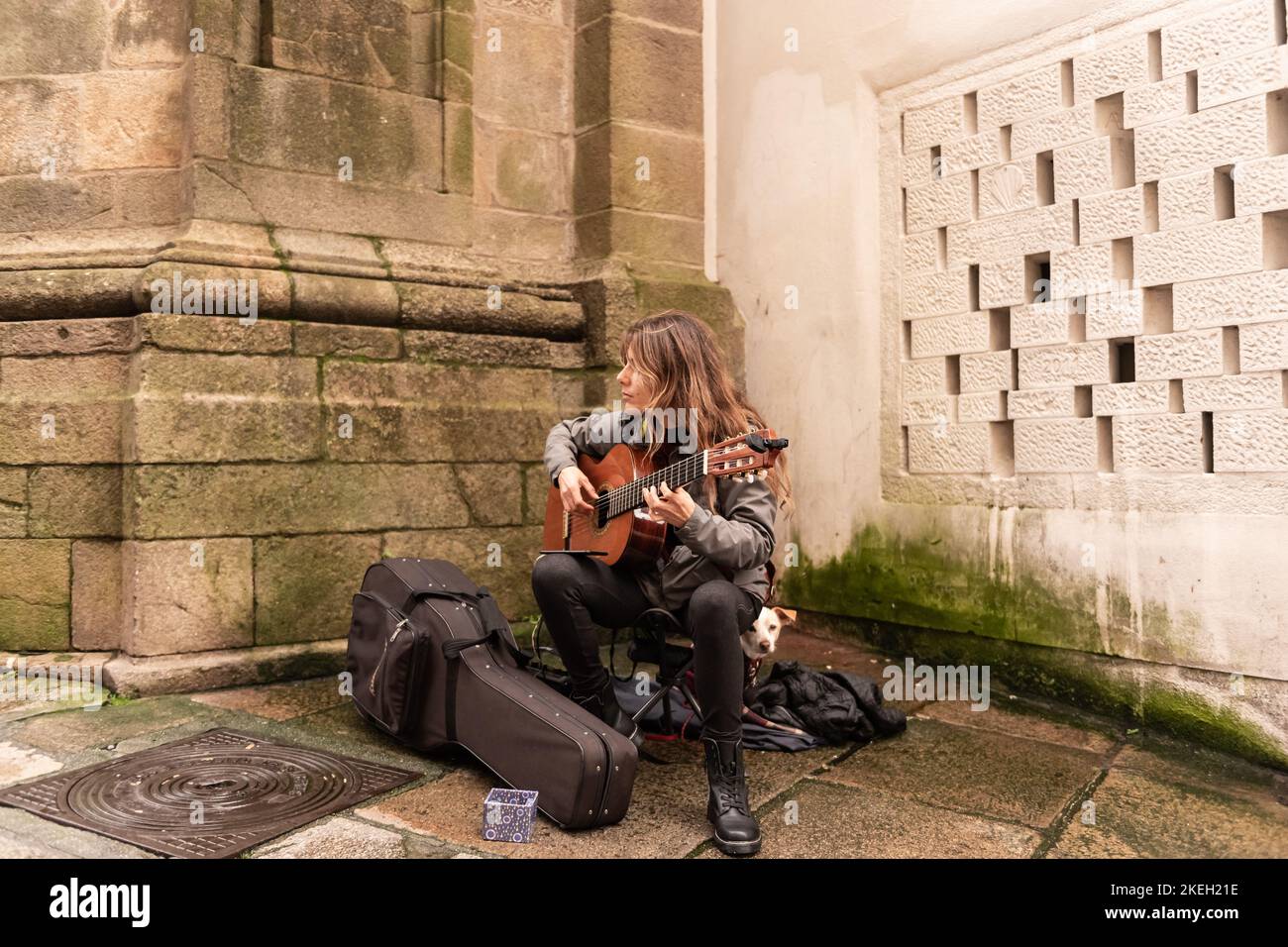 Santiago de Compostela, A coruna, Galicien, Spanien. 9. November 2022: Frau spielt Gitarre in Santiago auf der Straße Stockfoto