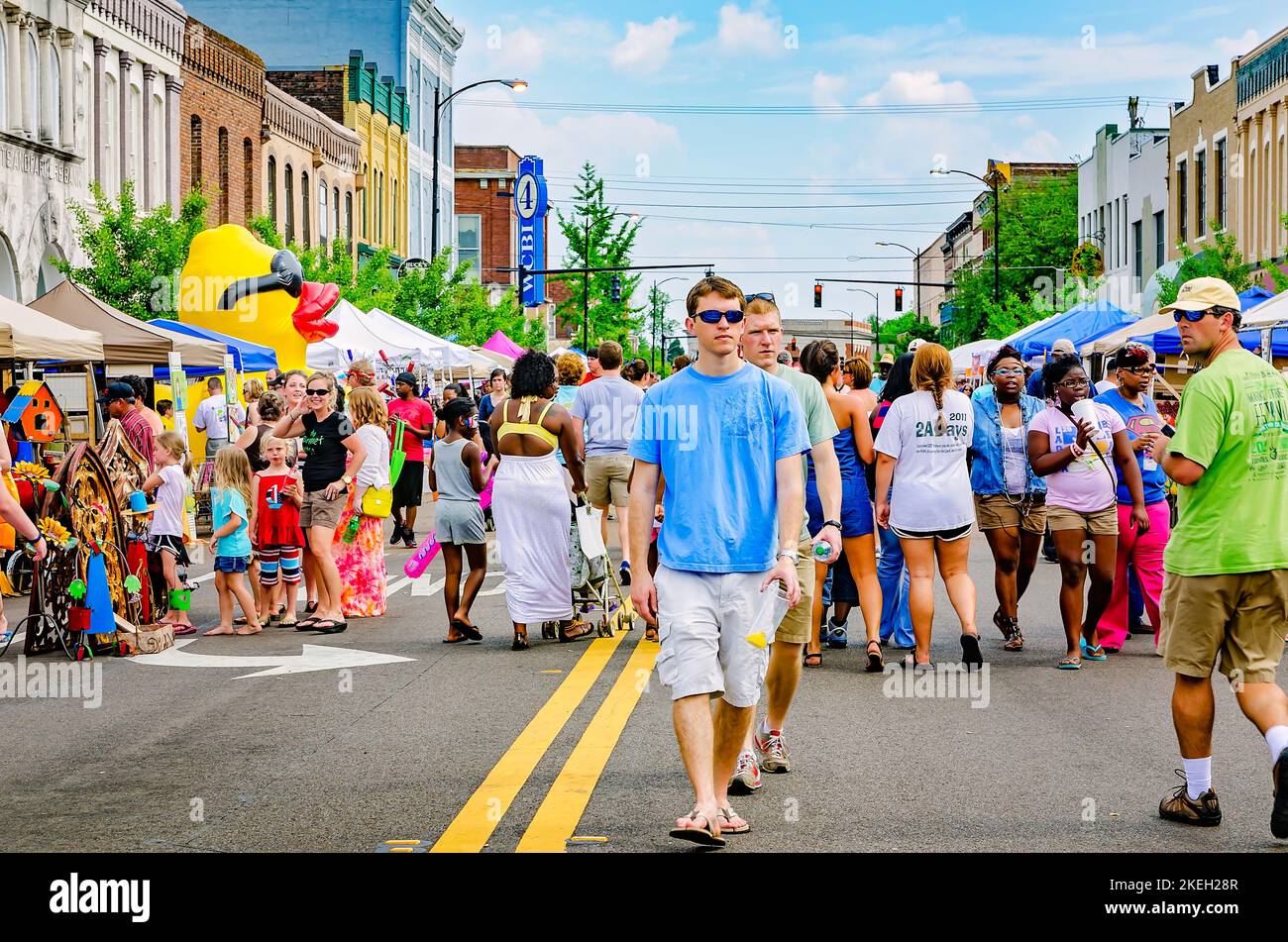Beim Market Street Festival am 5. Mai 2012 in Columbus, Mississippi, laufen Menschen an Straßenverkäufern vorbei. Stockfoto