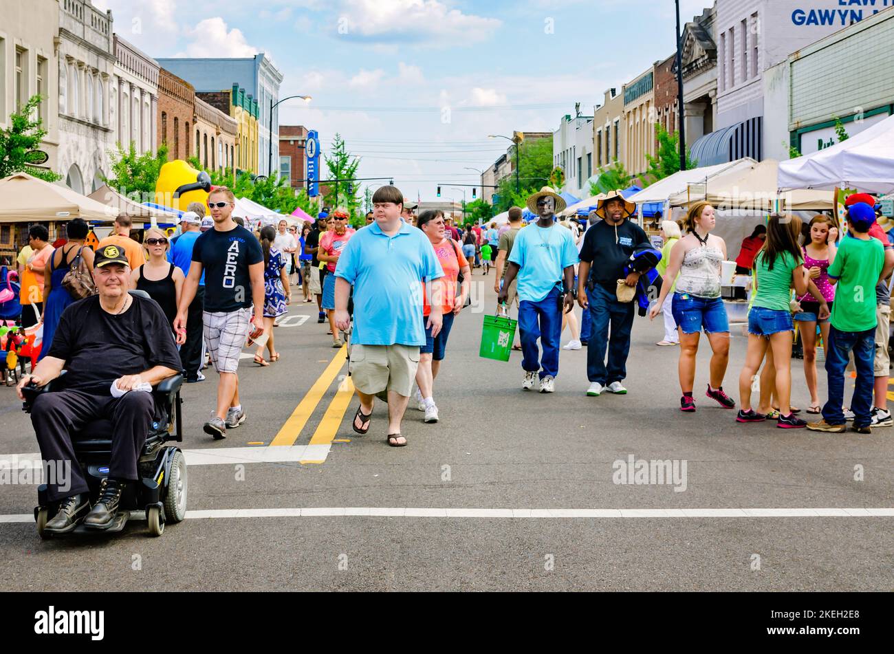 Beim Market Street Festival am 5. Mai 2012 in Columbus, Mississippi, laufen Menschen an Straßenverkäufern vorbei. Stockfoto