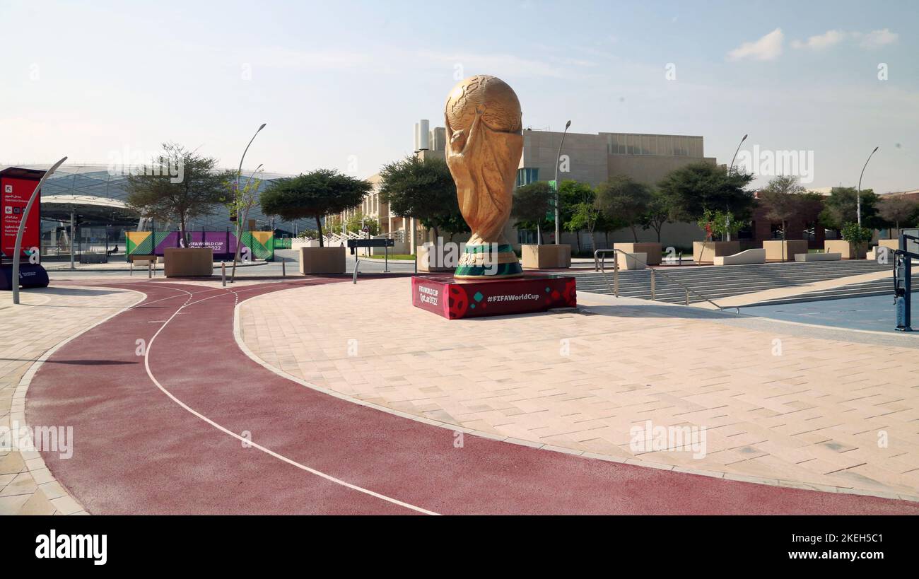 Doha, Katar. 12.. November 2022. Am Eingang des Education City Stadions, dem Education City Stadium Katar, befindet sich eine Nachbildung des FIFA-Pokals, das zu den Spielstätten der FIFA Fußball-Weltmeisterschaft Katar 2022 gehört. Hier finden sechs Gruppenspiele, eine Runde mit 16 und ein Viertelfinale statt. 12. November 2022 in Doha, Katar. (Bild: © Sidhik Keerantakath/eyepix via ZUMA Press Wire) Stockfoto