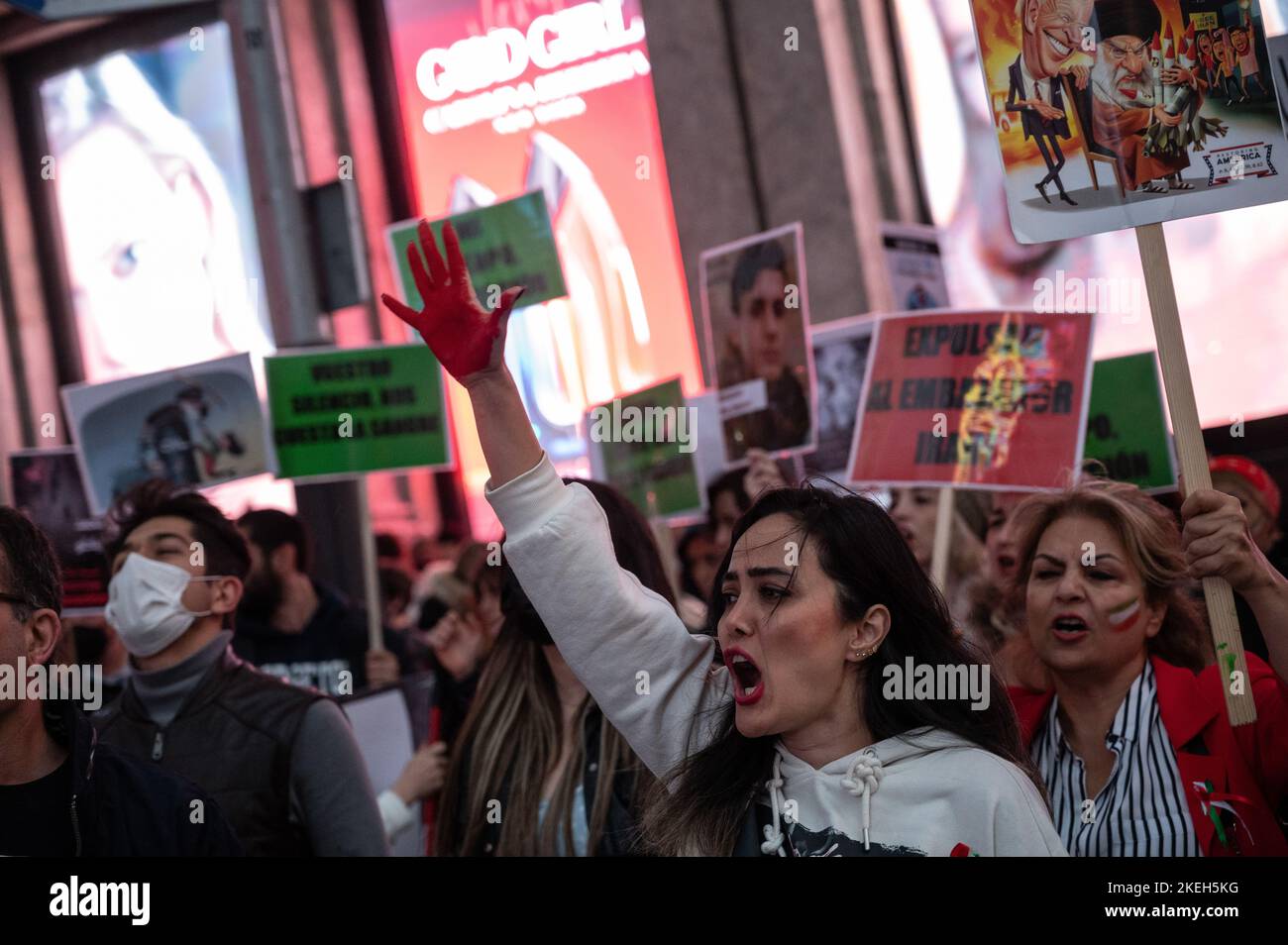 Madrid, Spanien. 12.. November 2022. Eine Frau, die ihre blutrot gefärbte Hand hochhob, während sie während einer Demonstration, die Freiheit im Iran forderte, und gegen den Tod der iranischen Frau Mahsa Amini schrie. Mahsa Amini, 22, wurde am 13. September in der Hauptstadt Teheran verhaftet, weil er sich unrechtmäßig angekleidet hatte, während er ein falsch platziertes Kopftuch trug. Drei Tage später starb sie auf einer Polizeistation, wo sie festgehalten wurde. Quelle: Marcos del Mazo/Alamy Live News Stockfoto