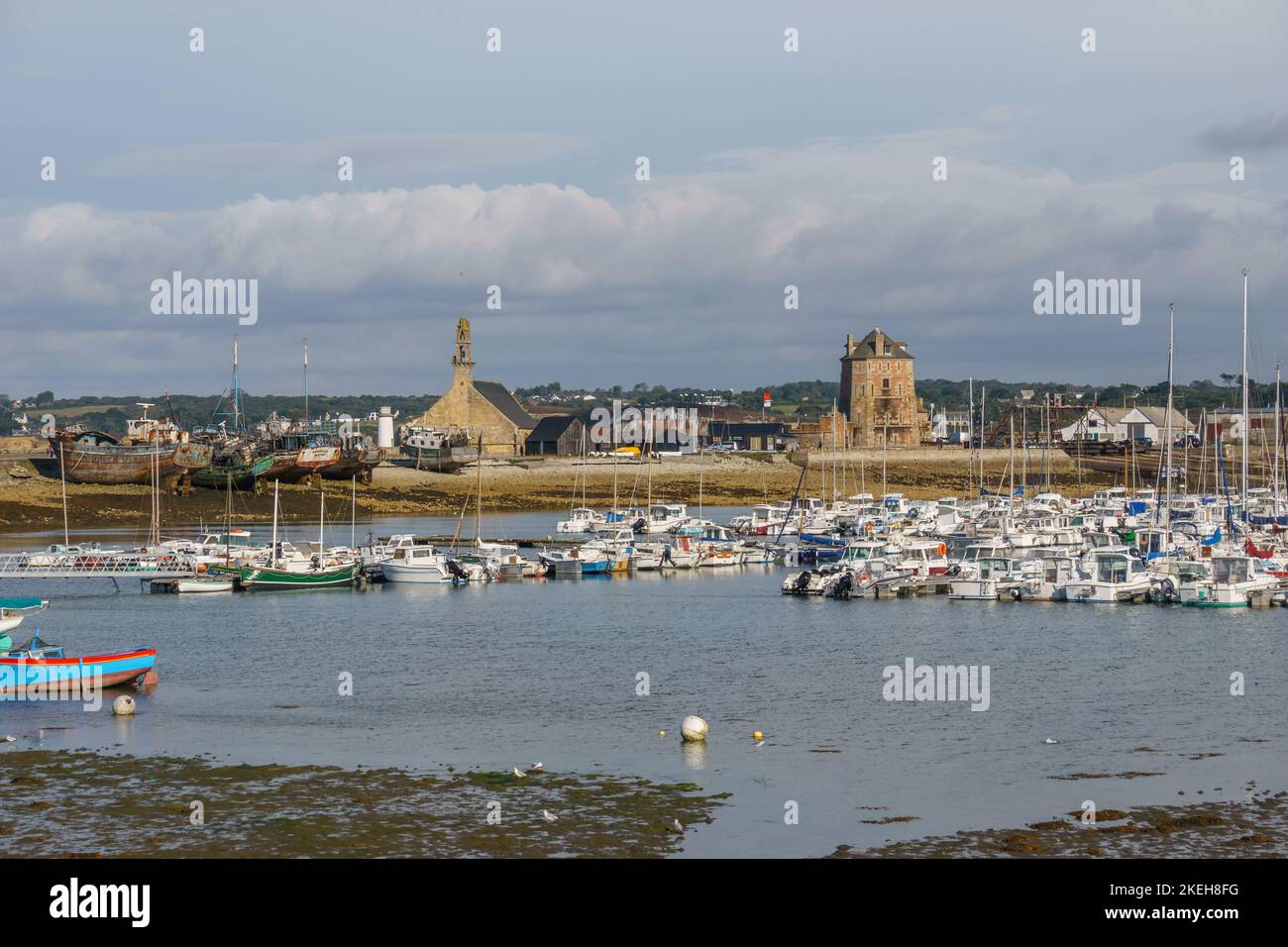 Hafen von Camaret-sur-Mer mit Segelbooten auf der Wasseroberfläche und Kirche und Turm, Halbinsel Crozon, Finistere, Bretagne, Frankreich Stockfoto