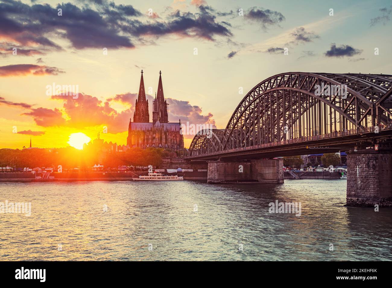 Blick auf den Kölner Dom bei Sonnenuntergang Stockfoto