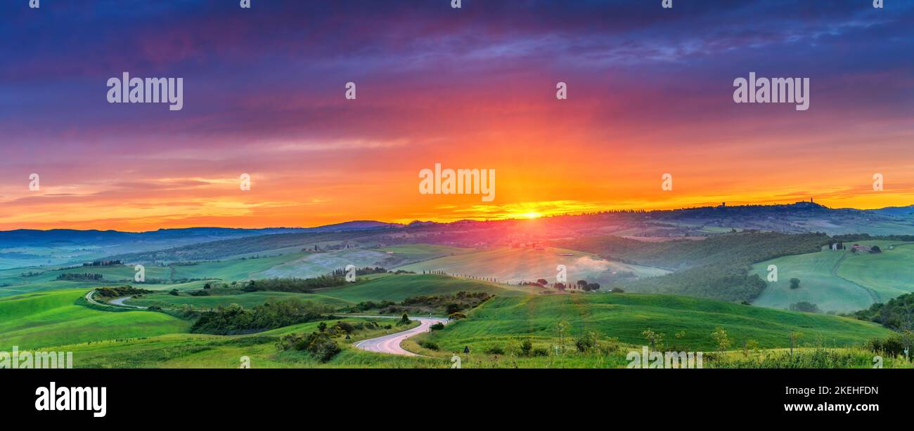 Bunte Toskana Landschaft bei Sonnenaufgang Stockfoto