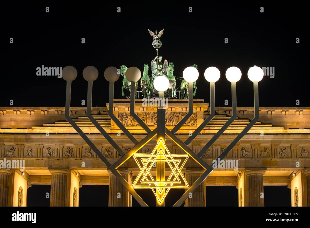 Brandenburger Tor und Hanukkah Menorah Stockfoto