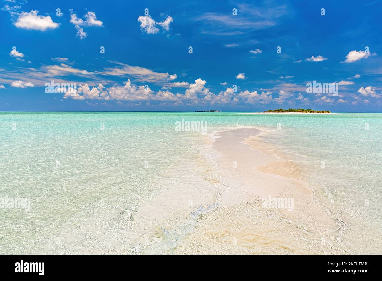 Wunderschöner, sonniger Meeresstrand, Malediven Stockfoto