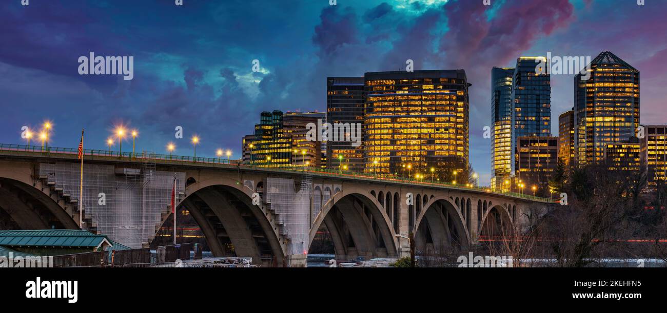 Key Bridge in der Nacht in Washington DC Stockfoto