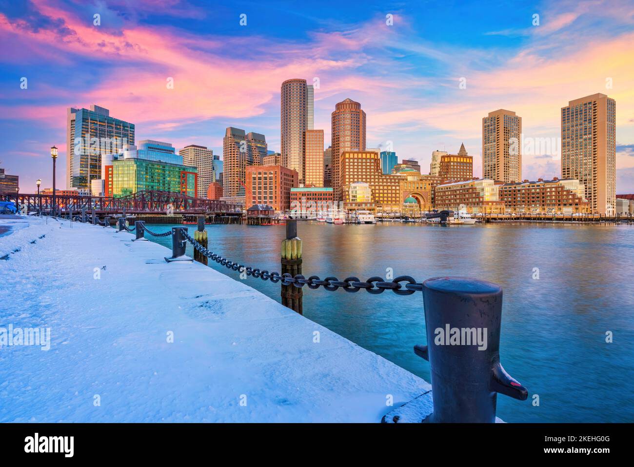 Skyline von Boston, Finanzviertel und Hafen bei Sonnenaufgang Stockfoto