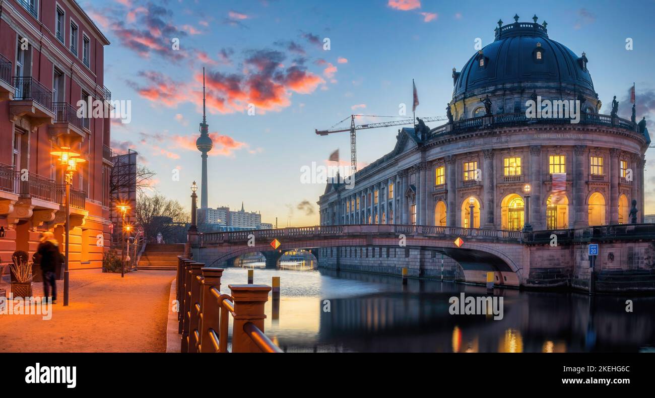 Museumsinsel in Berlin bei sonnigem Sonnenaufgang Stockfoto