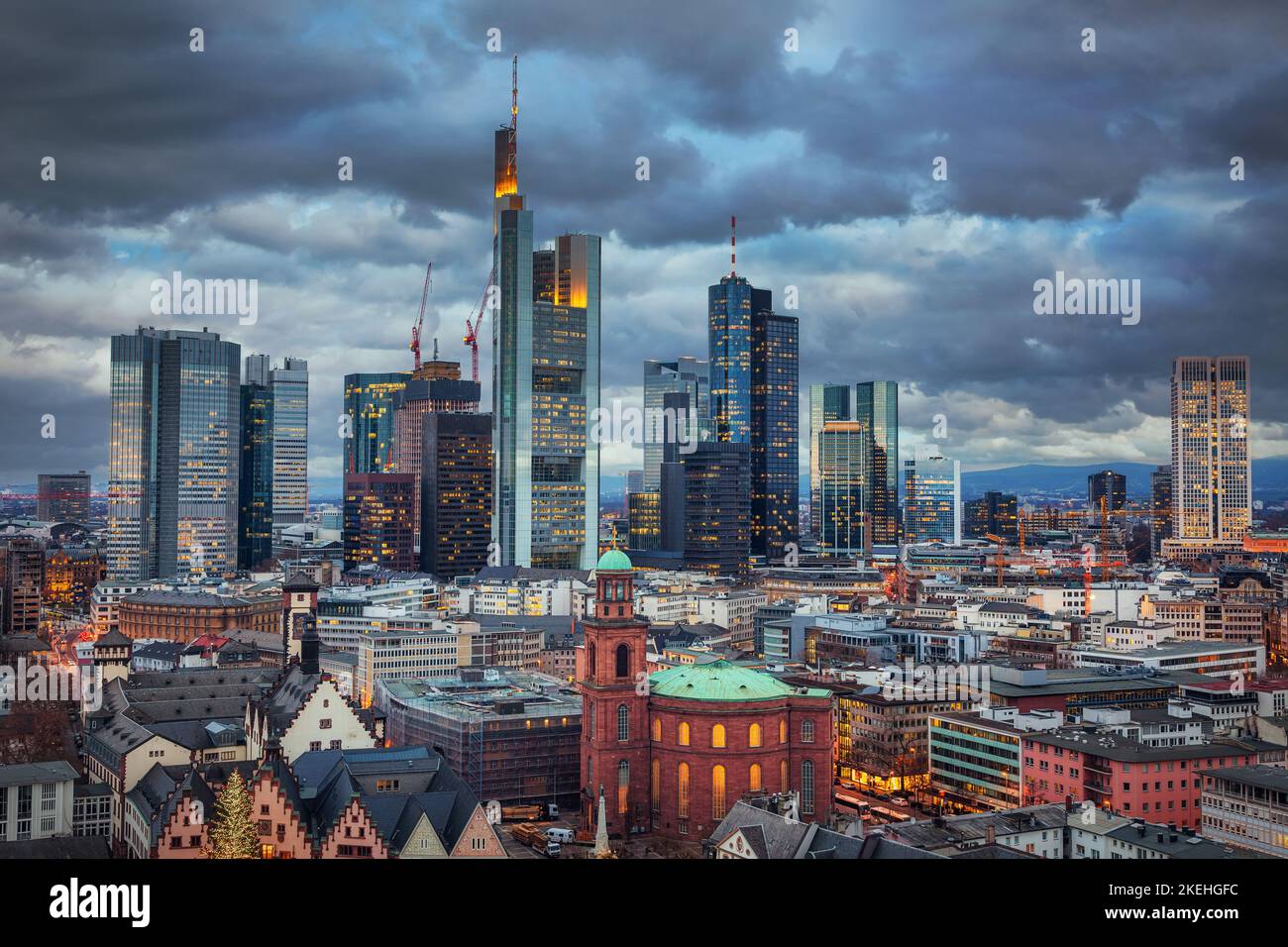 Blick auf Frankfurt in der Dämmerung Stockfoto