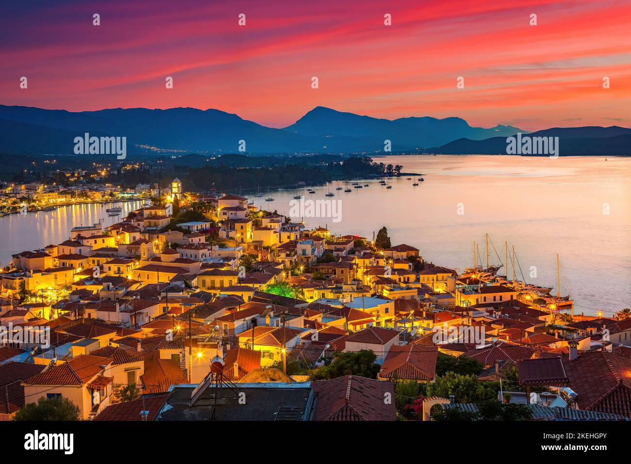 Blick auf die griechische Insel Poros bei Sonnenuntergang, Griechenland Stockfoto