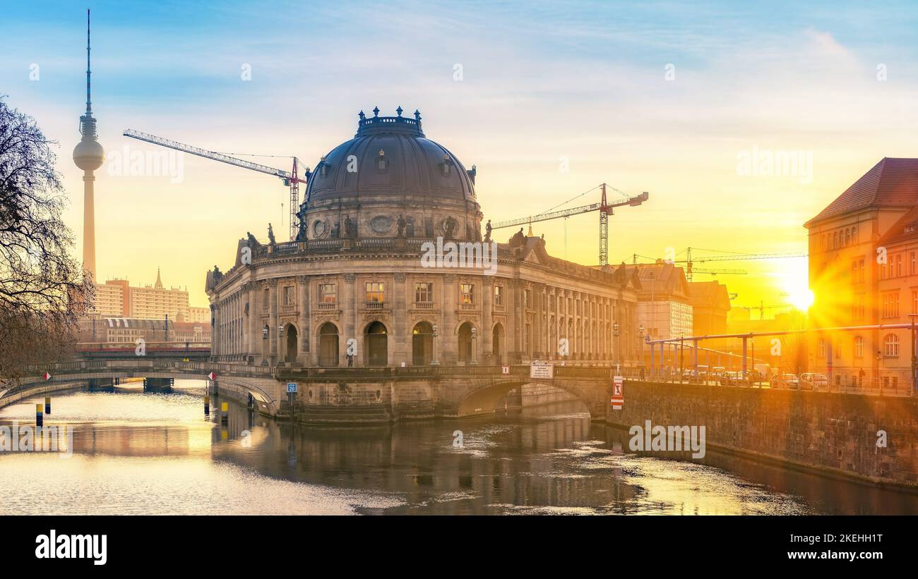 Museumsinsel in Berlin bei sonnigem Sonnenaufgang Stockfoto
