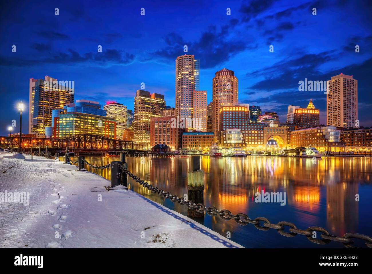 Skyline von Boston, Finanzviertel und Hafen in der Winternacht Stockfoto