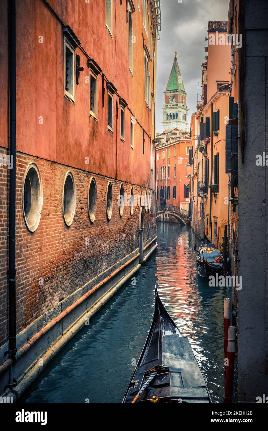 Schmalen Kanal in Venedig, Italien Stockfoto