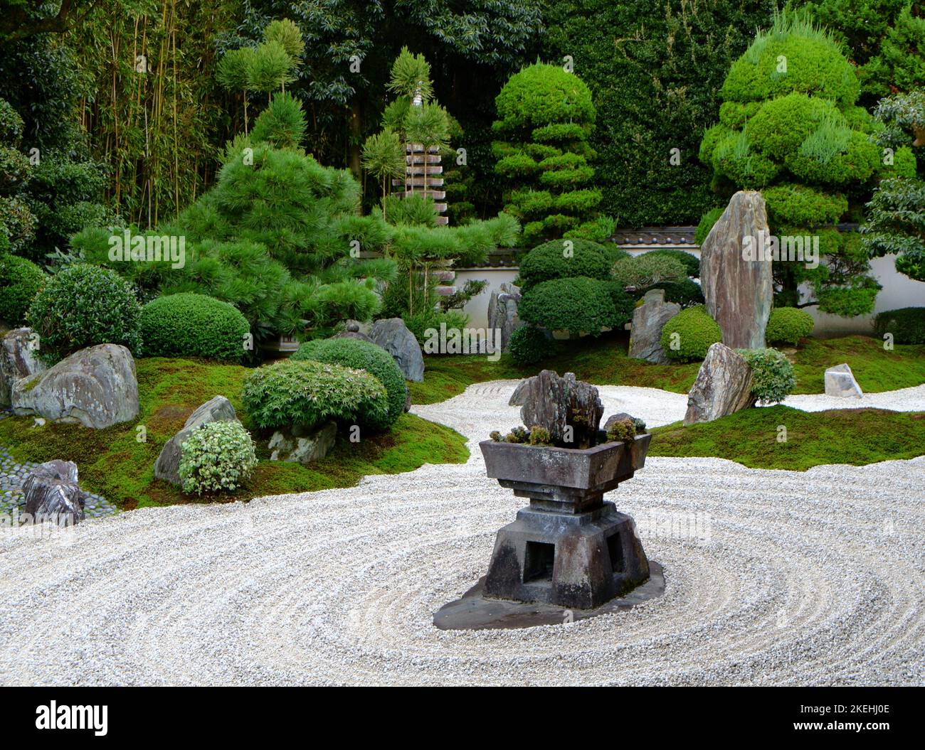 Japanischer Garten mit herrlichen Zen-Felsen (karesansui) in Kyoto, Japan 日本庭園と枯山水,回遊式庭園 (京都) Stockfoto