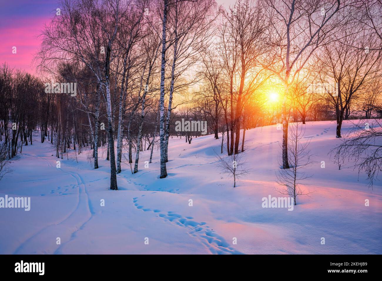 Farbenfrohe Sonnenuntergänge im Winter auf dem Land Stockfoto