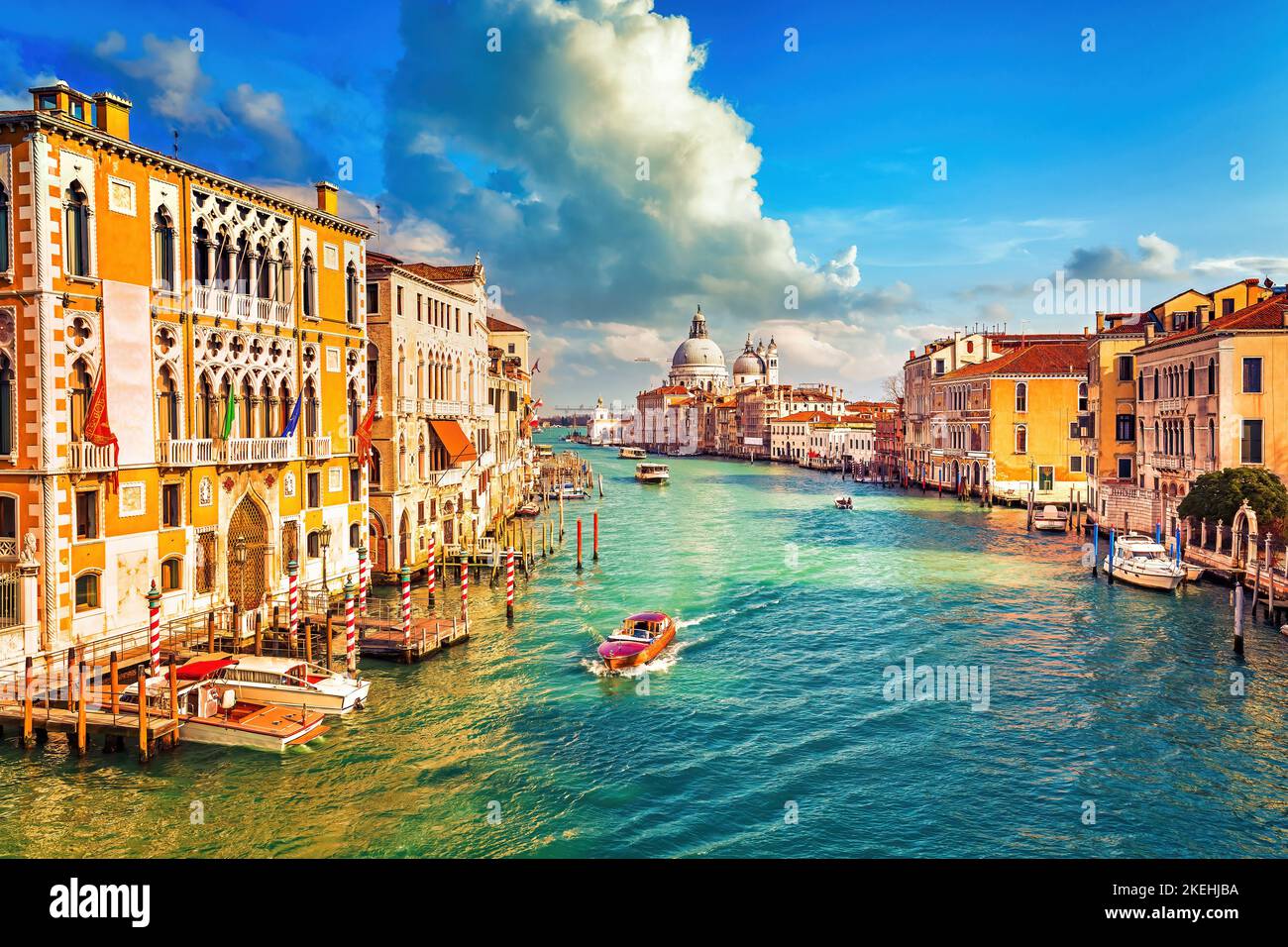 Canale Grande in Venedig am sonnigen Abend Stockfoto