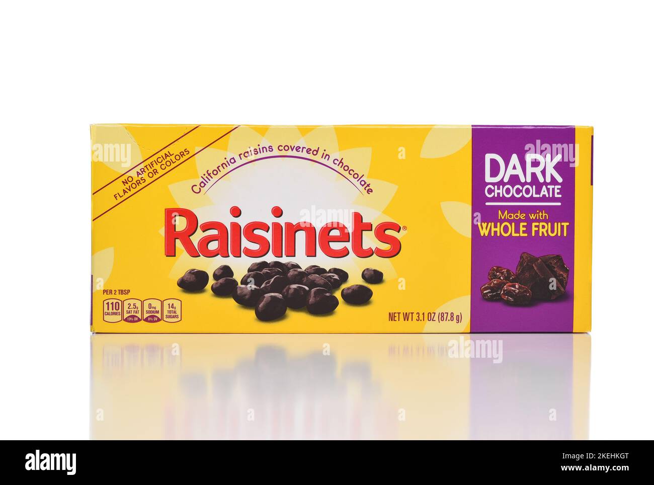 IRIVNE, CALIFORNIA - 12 NOV 2022: Eine Schachtel Raisinets, mit dunkler Schokolade überzogene Rosinen. Stockfoto