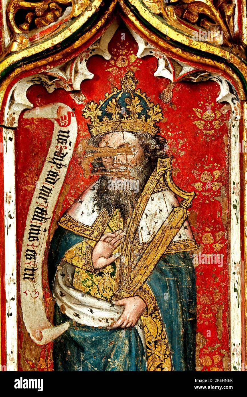 Prophet King David mit Harfe, mittelalterliche Rood Screen Painting, Thornham, Norfolk, ikonoklastisch, ikonoklastisch, Verwesung während der Reformation Stockfoto