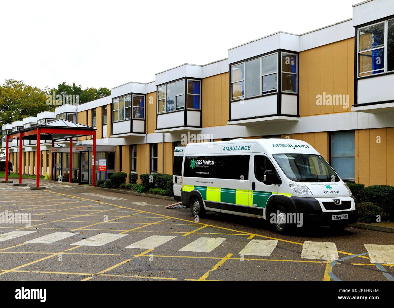Queen Elizabeth Hospital, ERS Medical Ambulance, vertraglich an NHS, Kings Lynn, Norfolk, England Stockfoto