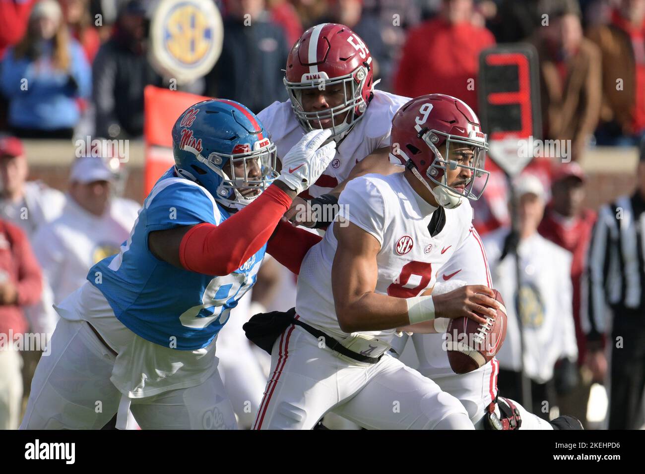 Oxford, MS, USA. 12.. November 2022. Mississippi Rebels defensive Tackle JJ Peuges #89 Slides von Alabama Crimson Tide Offensivlineman Tyler Steen #54 und Sack das Alabama Crimson Tide Quarterback Bryce Young #9, der während des Vorspiels zwischen den University of Mississippi Rebels und der University of Alabama Crimson Tide AT auf seine Empfänger werfen möchte Vaught Hemingway Stadium in Oxford, MS. Alabama schlug Ole Miss, 30-24. Patrick Green/CSM/Alamy Live News Stockfoto