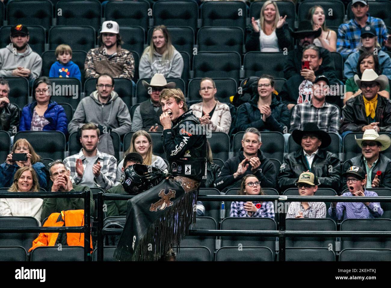 Coy Robbins springt nach seiner Fahrt bei den Canadian National Professional Bull Riding Championships aus dem Weg. Stockfoto