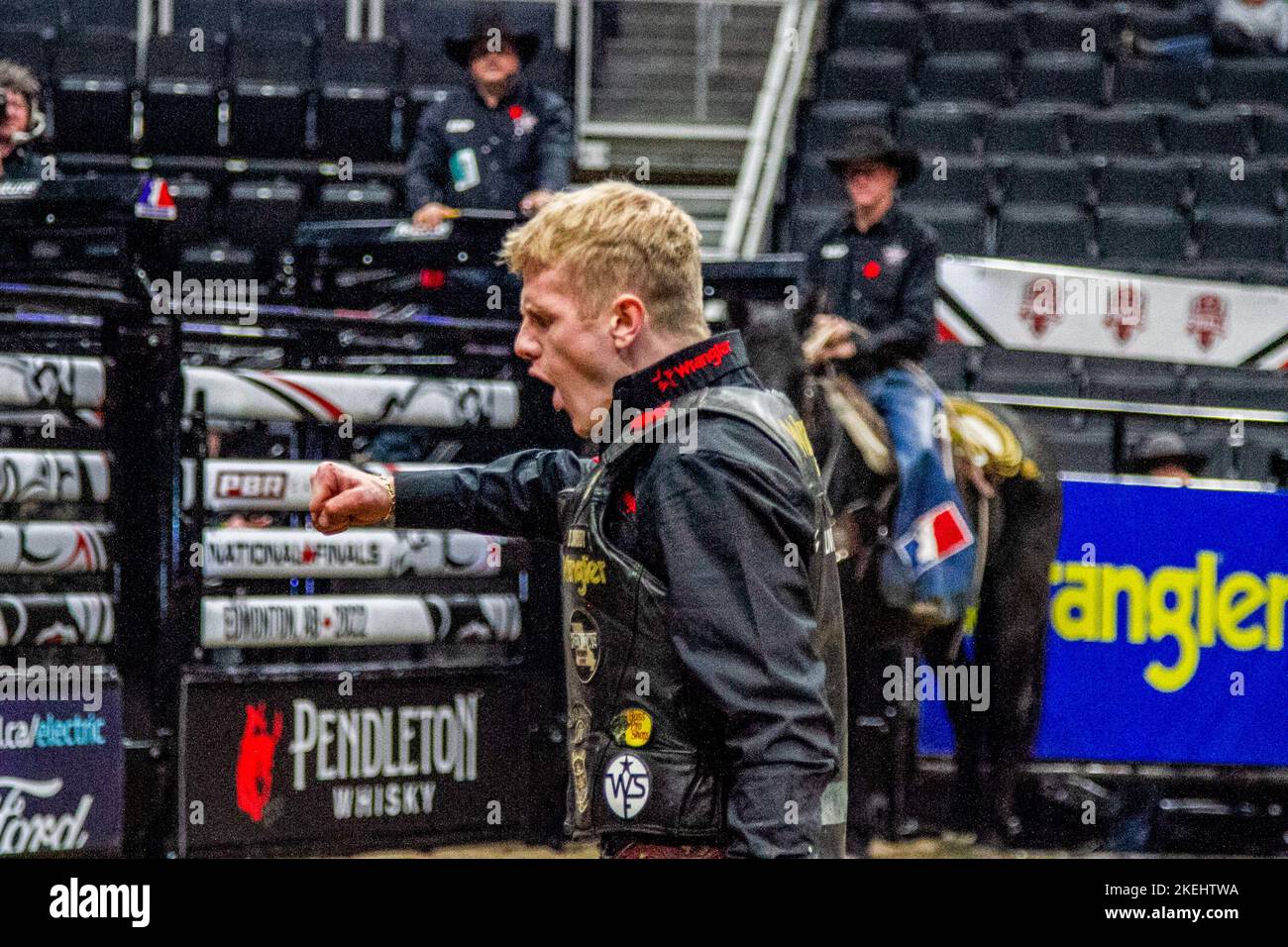 Edmonton, Kanada. 10.. November 2022. Brock Radford feiert nach seiner Fahrt bei den Canadian National Professional Bull Riding Championships. (Foto von Ron Palmer/SOPA Images/Sipa USA) Quelle: SIPA USA/Alamy Live News Stockfoto