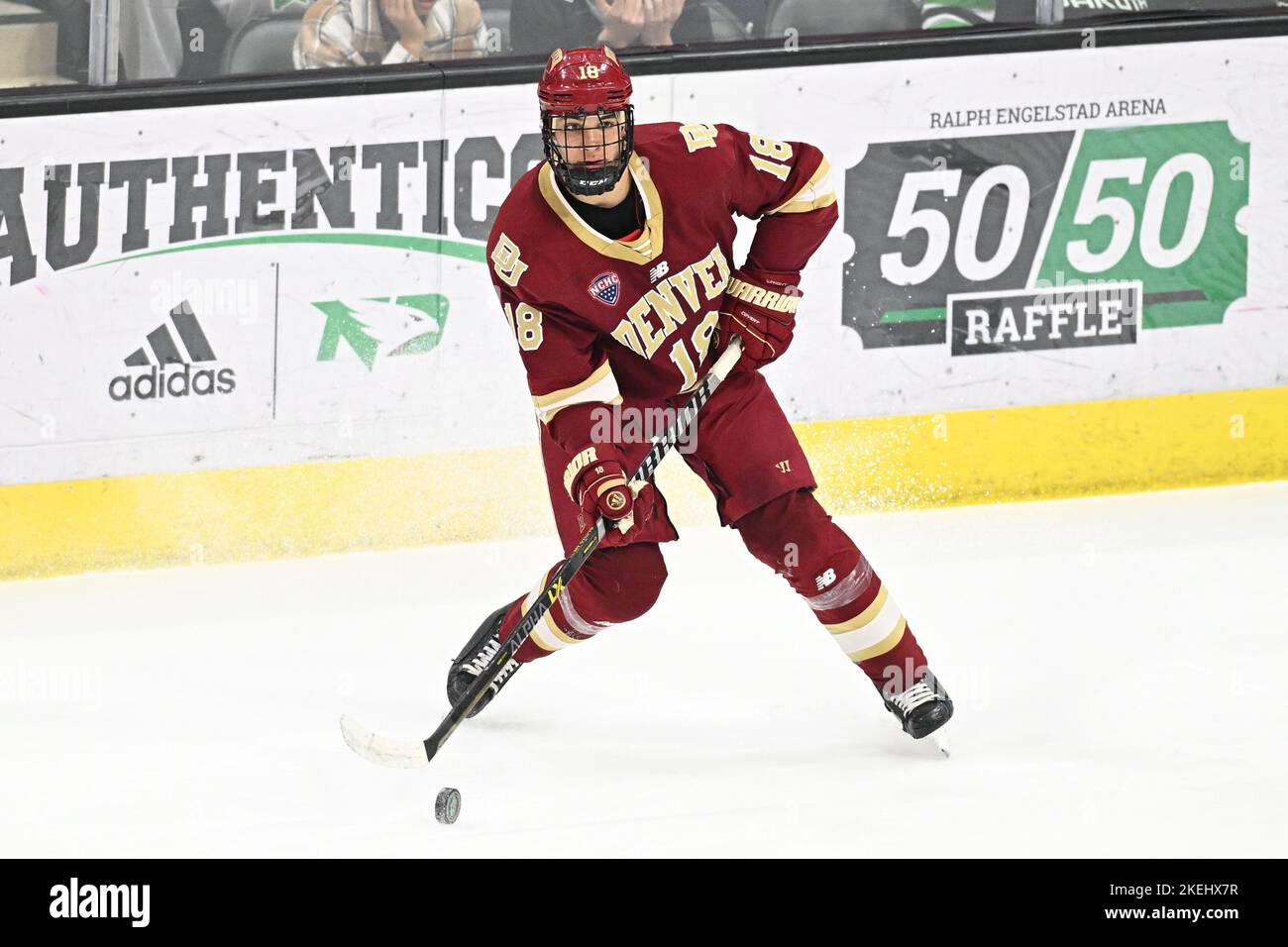 Denver Pioneers Forward Jared Wright (18) passiert den Puck während eines NCAA Männer-Hockeyspiels zwischen Denver University Pioneers und der University of North Dakota Fighting Hawks in der Ralph Engelstad Arena, Grand Forks, ND am Samstag, 12. November 2022. Denver gewann 6-3. Von Russell Hons/CSM Stockfoto