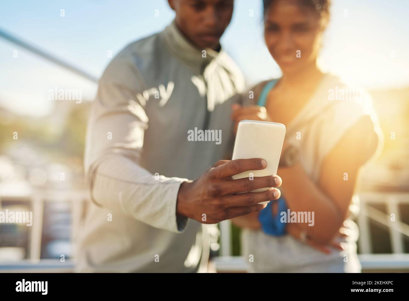 Glück ist alles über gesundes Leben. Ein junges, sportliches Paar, das zusammen mit einem Handy ein Foto macht. Stockfoto
