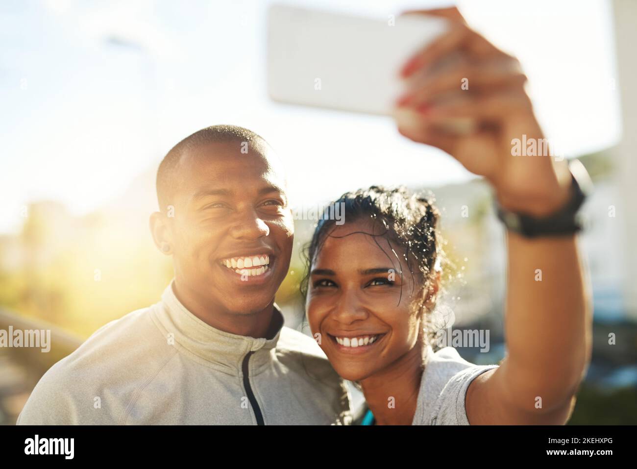 Selfie nach dem Workout. Ein junges, sportliches Paar, das zusammen mit einem Handy ein Foto gemacht hat. Stockfoto
