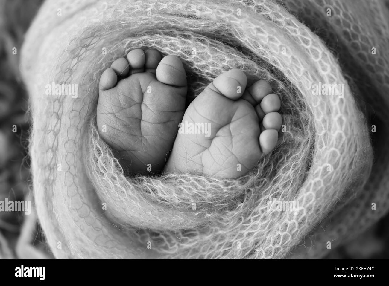 Nahaufnahme von Zehen, Fersen und Füßen eines Babys.der kleine Fuß eines Neugeborenen. Stockfoto
