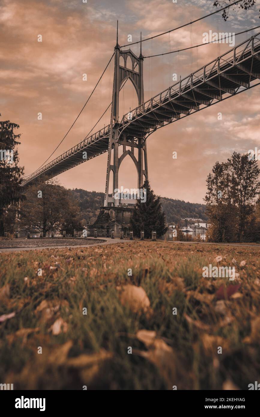 Moody und dramatischer Herbstabend mit gotischer Architektur von St. Johns Bridge im Cathedral Park, Portland, Oregon Stockfoto