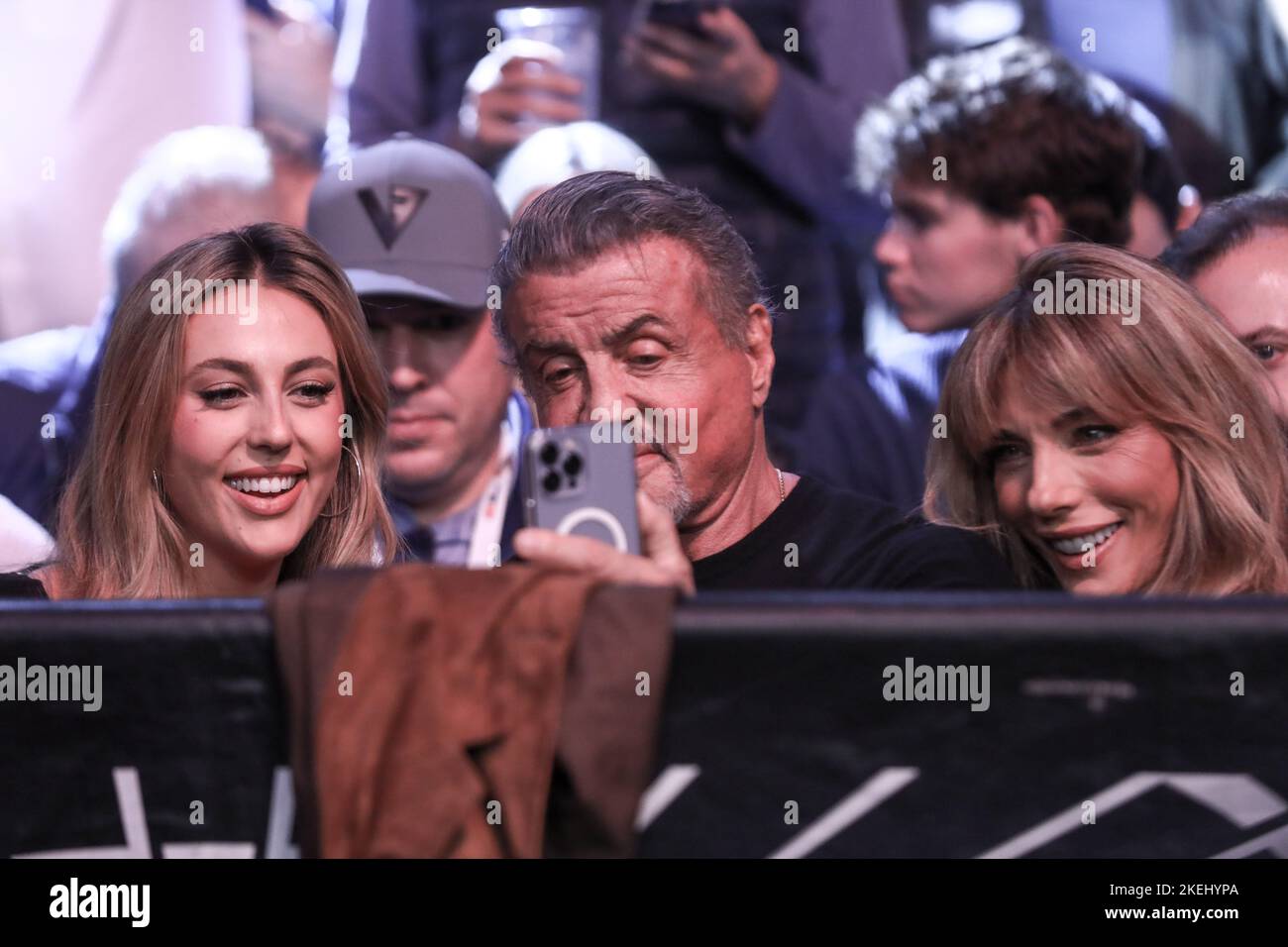 New York, Usa. 12.. November 2022. Der amerikanische Schauspieler Sylvester Stallone wird diesen Samstag, 12, in Begleitung seiner Frau Jennifer Flavin und ihrer Tochter Sophia während der UFC 281 im Madson Square Garden in New York in den USA gesehen. Quelle: Brazil Photo Press/Alamy Live News Stockfoto