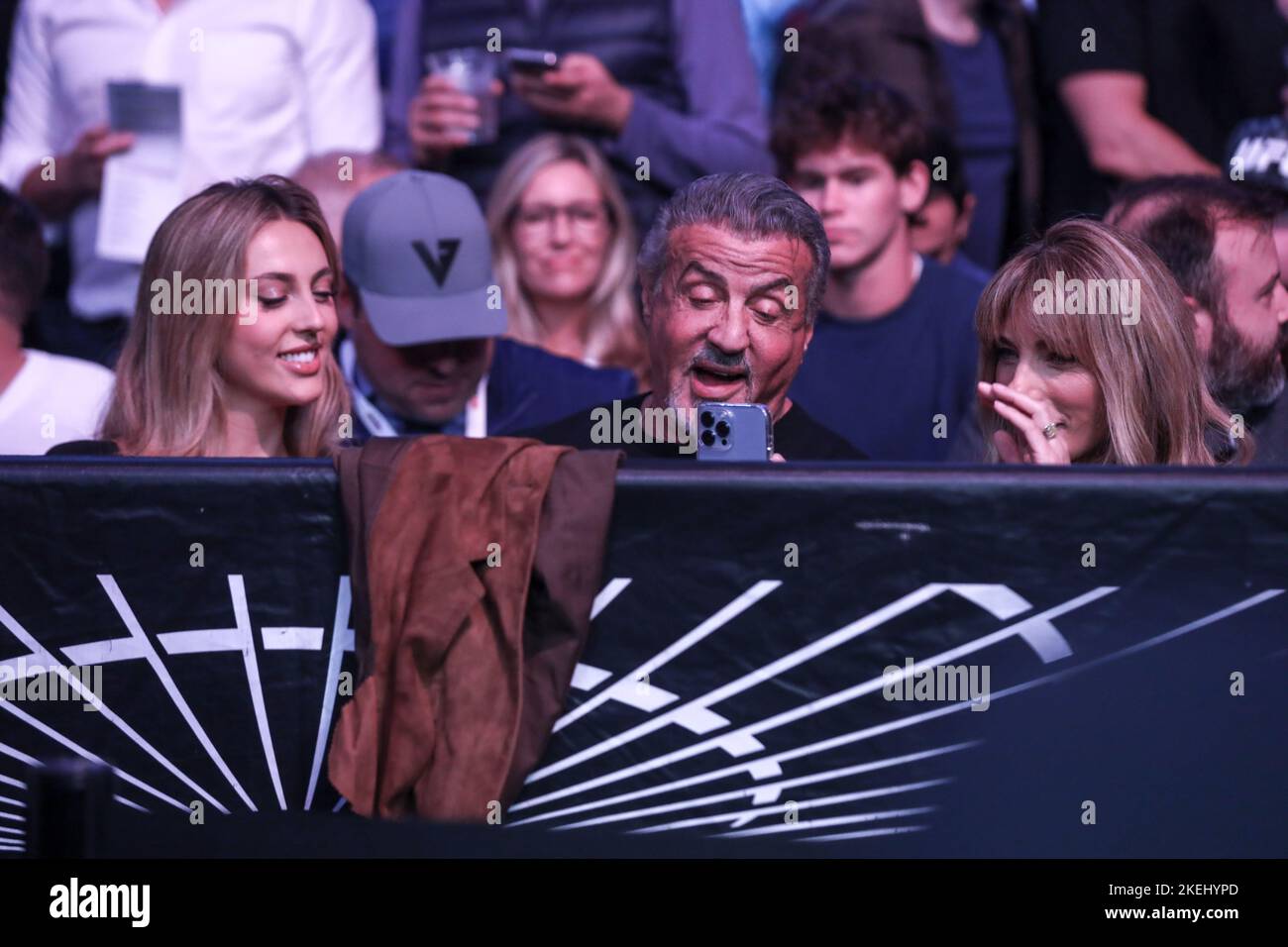 New York, Usa. 12.. November 2022. Der amerikanische Schauspieler Sylvester Stallone wird diesen Samstag, 12, in Begleitung seiner Frau Jennifer Flavin und ihrer Tochter Sophia während der UFC 281 im Madson Square Garden in New York in den USA gesehen. Quelle: Brazil Photo Press/Alamy Live News Stockfoto