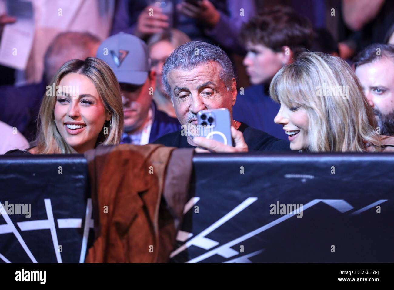 New York, Usa. 12.. November 2022. Der amerikanische Schauspieler Sylvester Stallone wird diesen Samstag, 12, in Begleitung seiner Frau Jennifer Flavin und ihrer Tochter Sophia während der UFC 281 im Madson Square Garden in New York in den USA gesehen. Quelle: Brazil Photo Press/Alamy Live News Stockfoto