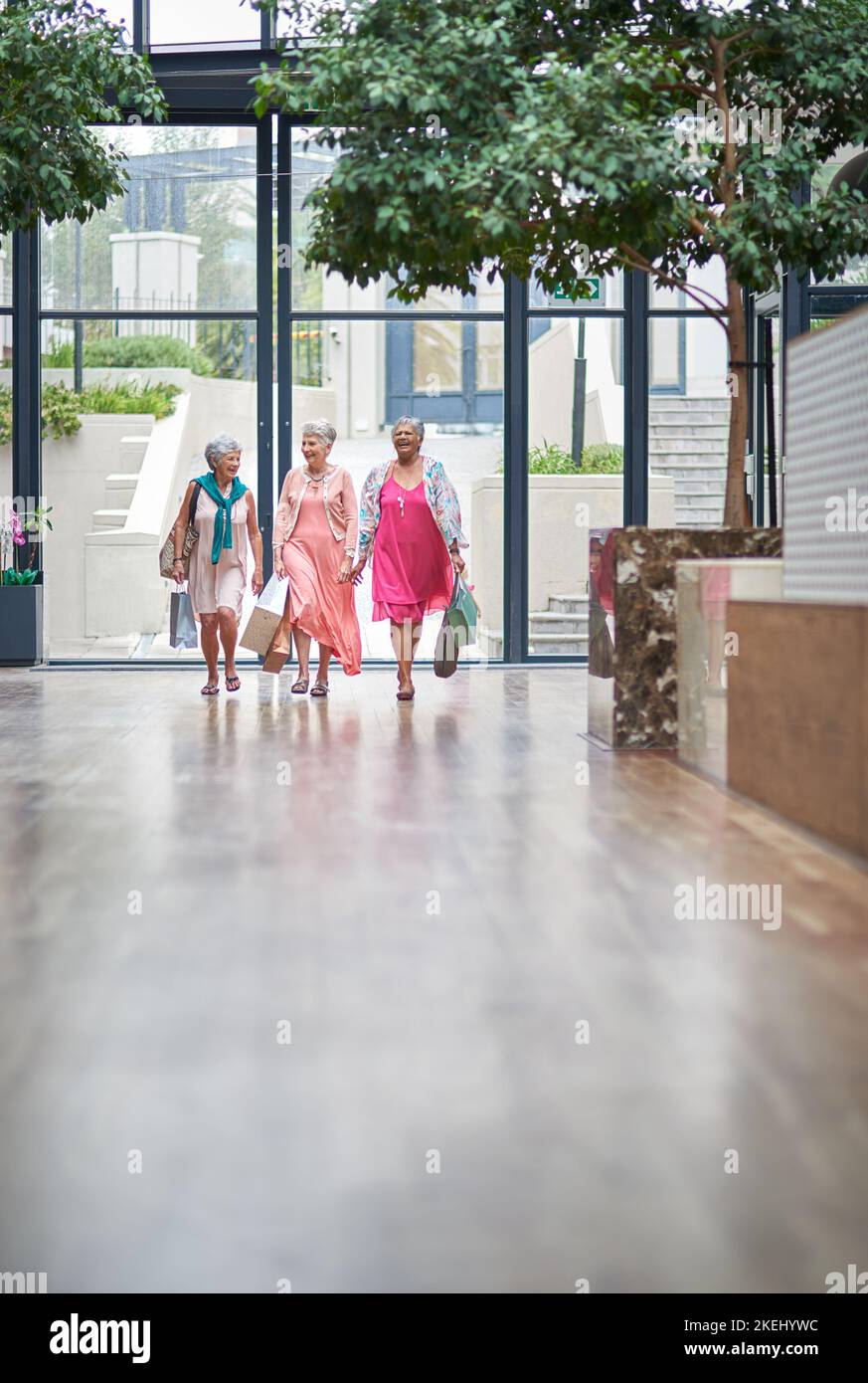 Treffen im Einkaufszentrum. In voller Länge eine Aufnahme von drei älteren Frauen auf einem Einkaufsbummel. Stockfoto