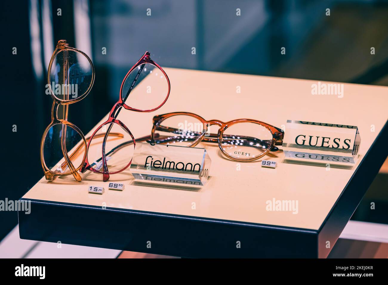 26. Juli 2022, Münster, Deutschland: Modische und stylische Gläser auf der Theke des Optik-Stores Stockfoto