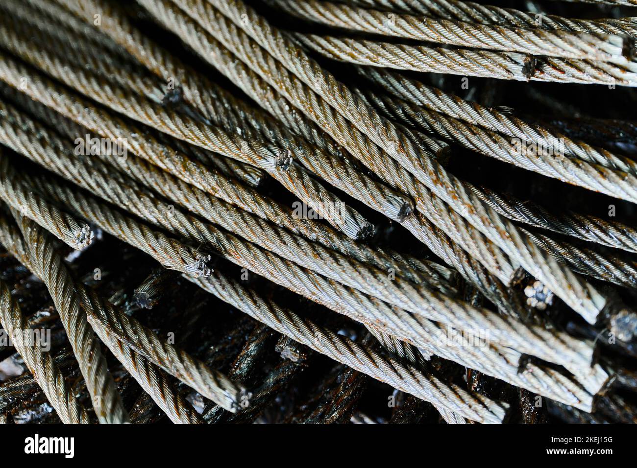 Im Lager stapelte Enden von gedrehten Metallseilen Stockfoto