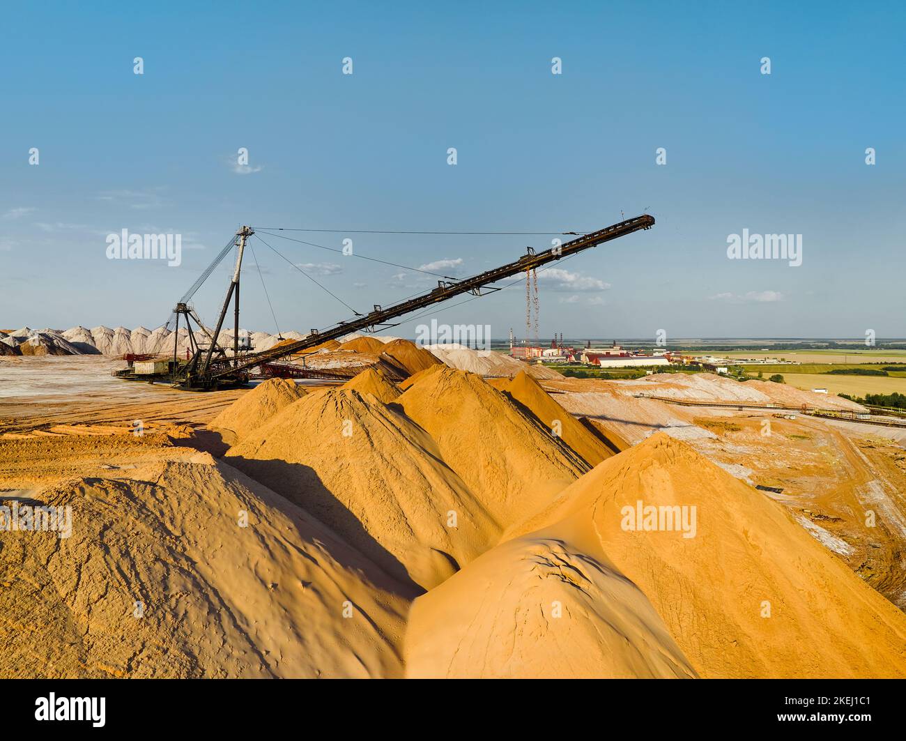 Beweglicher Bandförderer für den Transport von Sand und Kies Stockfoto