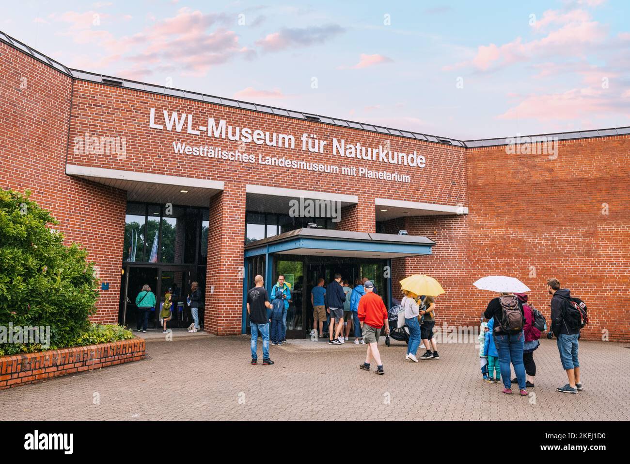 26. Juli 2022, Münster, Deutschland: Besucher stehen Schlange, um das LWL Naturkundemuseum und Planetarium zu betreten. Attraktion und Freizeit für die ganze Familie Stockfoto