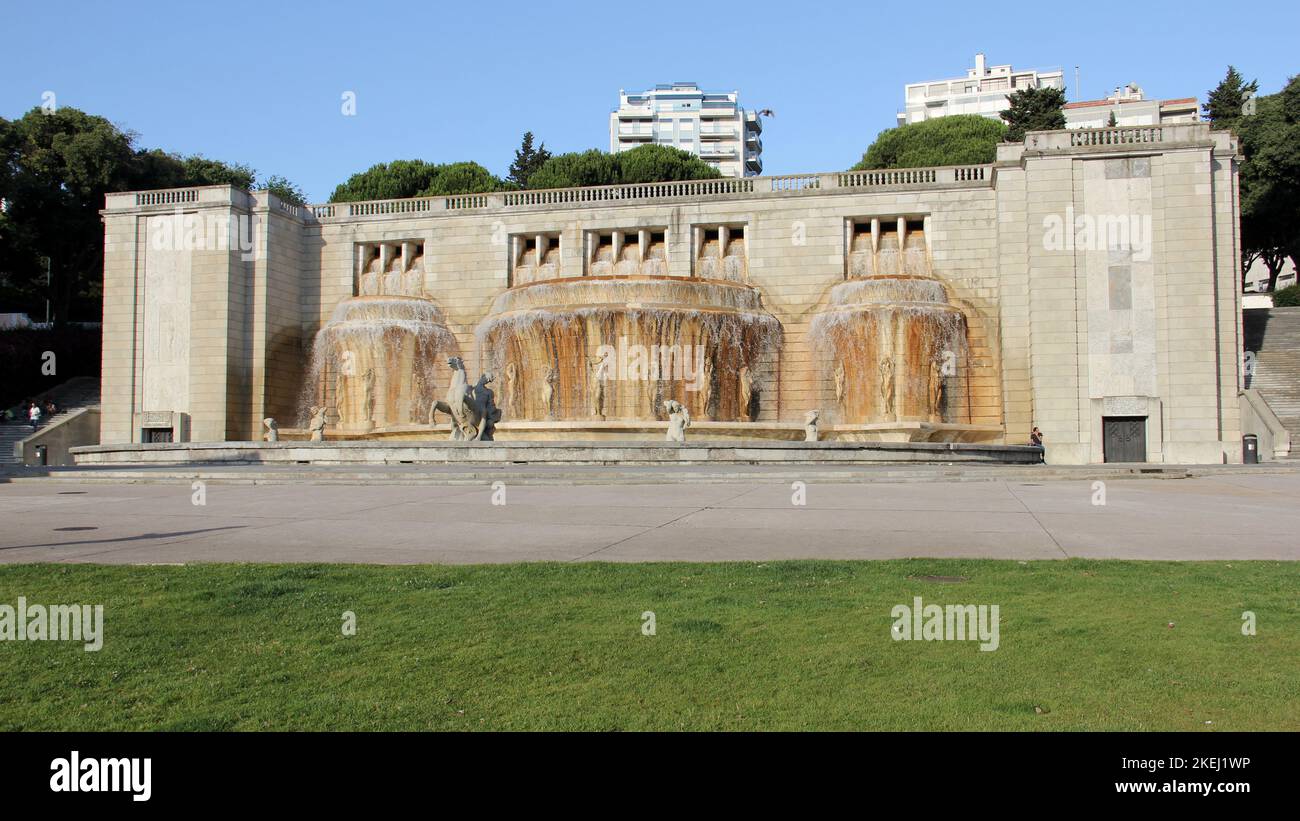 Monumentaler Brunnen aus dem Jahr 1940s, Fonte Luminosa, mit Skulpturen von Triton und Meerjungfrauen, im Stadtteil Alameda, Lissabon, Portugal Stockfoto