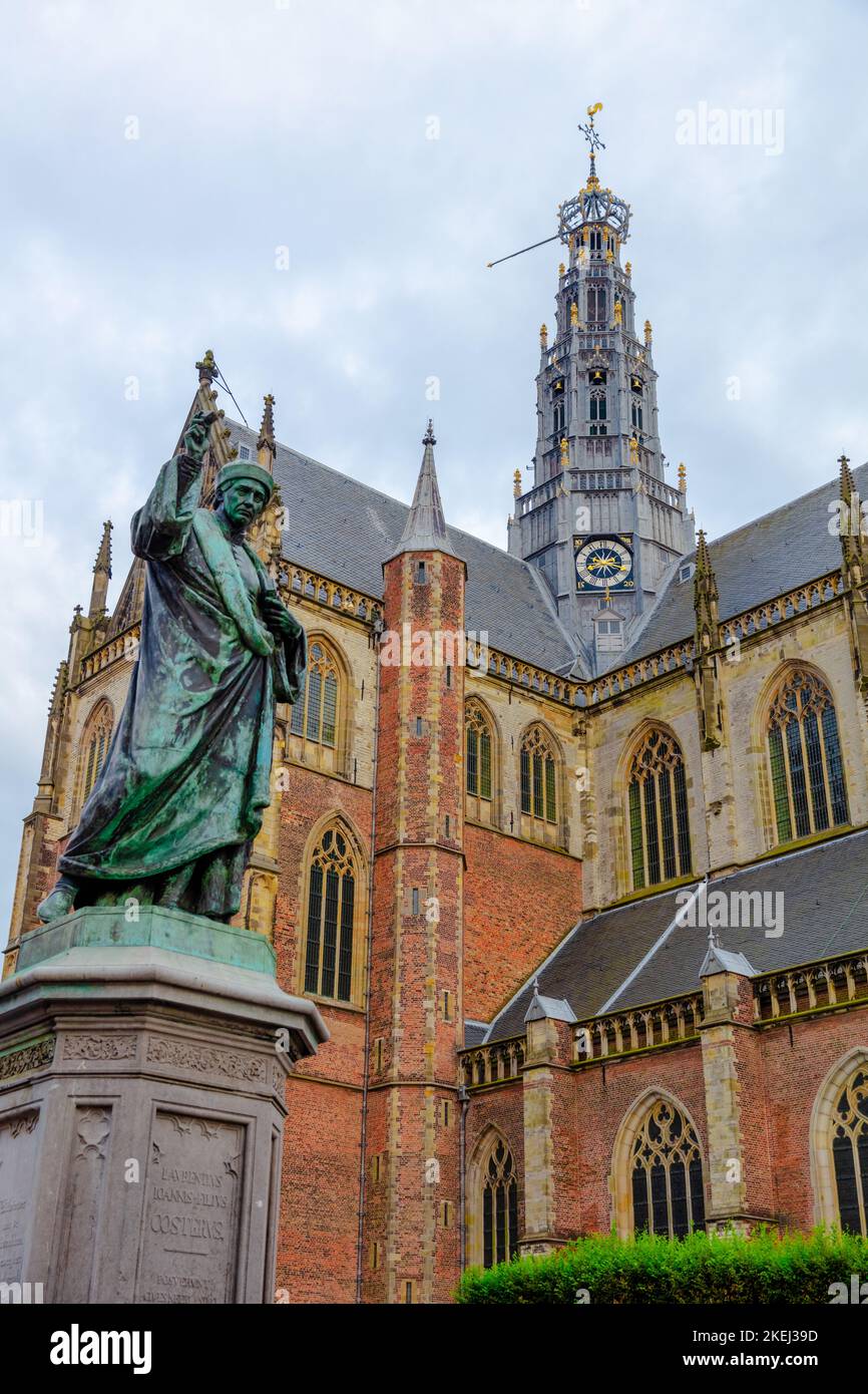 De Grote Kerk oder St. Bavokerk, eine protestantische Kirche, auf dem Grote Markt, Haarlem, Nordholland, Niederlande Stockfoto