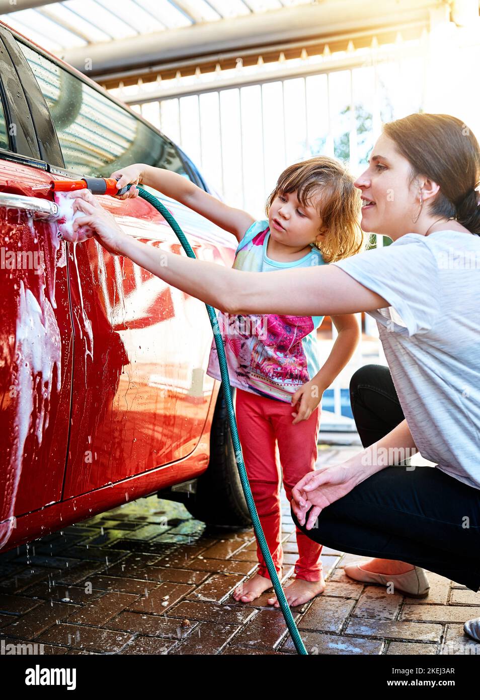 Arbeiter wäscht Auto mit Schwamm - ein lizenzfreies Stock Foto von Photocase