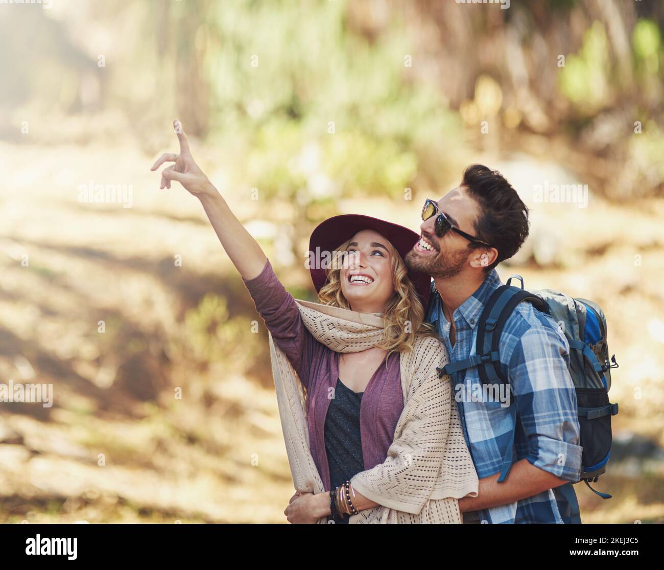 Was ist das da oben? Ein liebevolles junges Paar bei einer Wanderung. Stockfoto