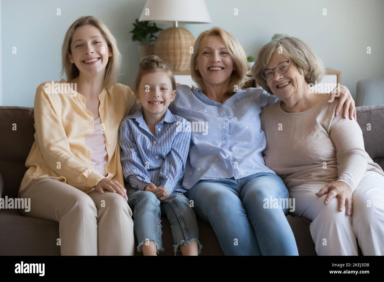 Porträt von Multi-Generationen-attraktiven Frauen lächeln Blick auf die Kamera Stockfoto