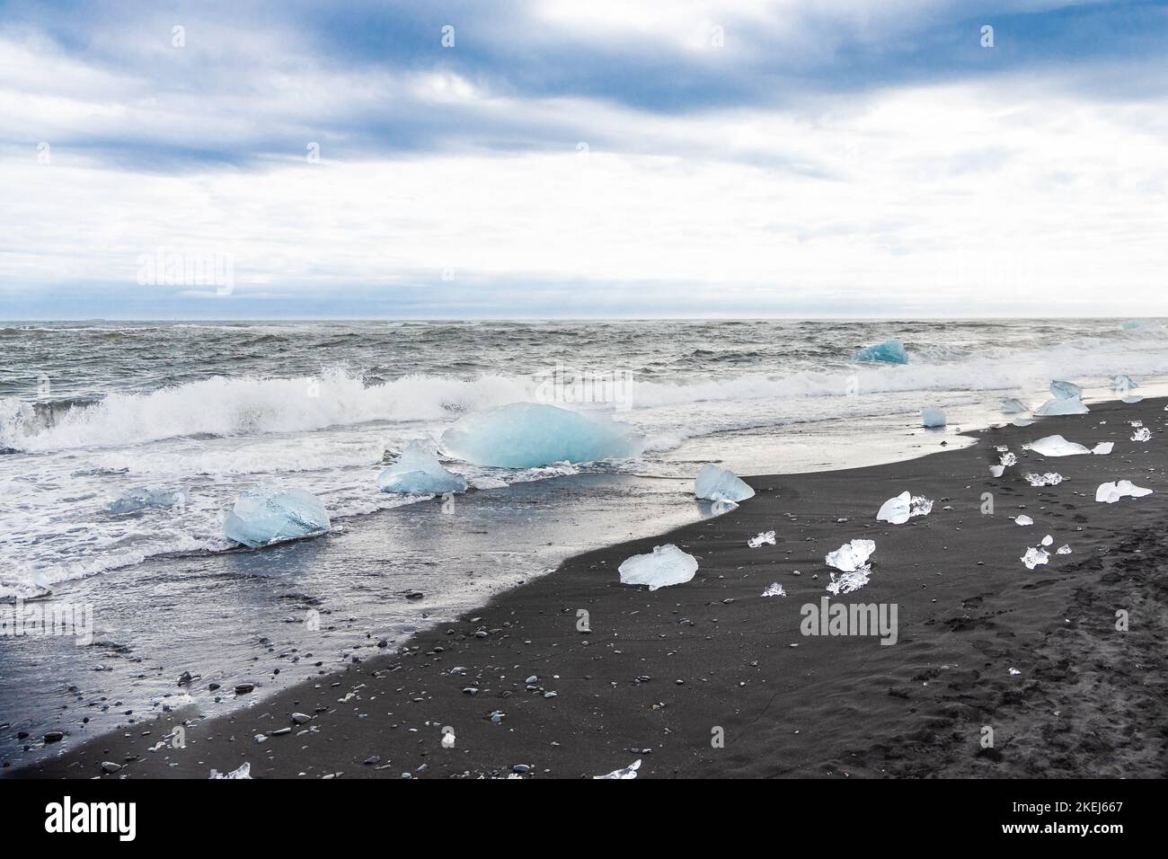 Diamond Beach Island ist bekannt für Eisbergstücke, die an Land gewaschen wurden und auf seinem schwarzen Sand verstreut liegen Stockfoto
