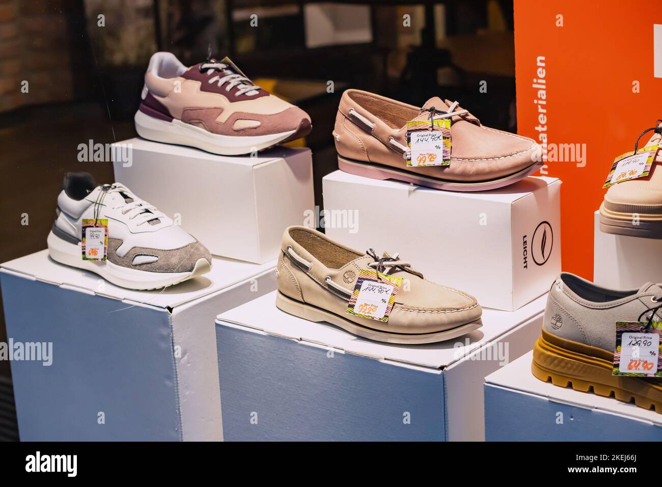 26. Juli 2022, Münster, Deutschland: Timberland - berühmtes Markenlogo auf einem hochwertigen Lederschuh Stockfoto