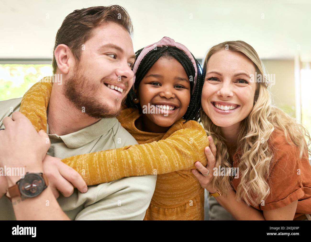 Familie, Adoption und Eltern umarmen Kind, Liebe und Glück mit Kinderbetreuung Porträt, entspannen Sie sich bei der Familie zu Hause. Glücklich, Bindung und interracial Menschen mit Stockfoto