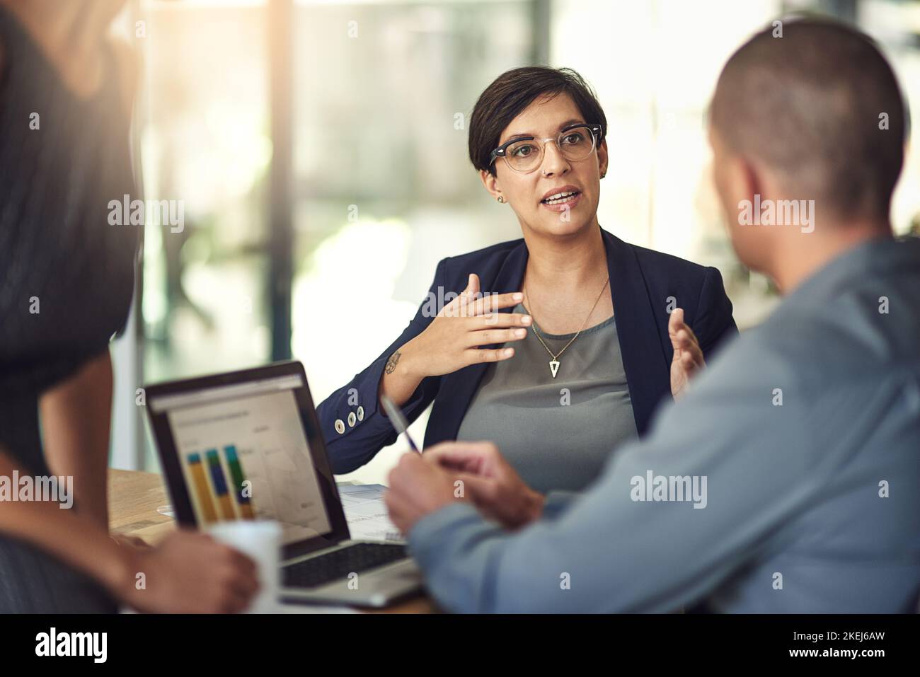 Jeder Erfolg beginnt mit der Entscheidung, es zu versuchen. Kollegen, die in einem Sitzungssaal diskutieren. Stockfoto