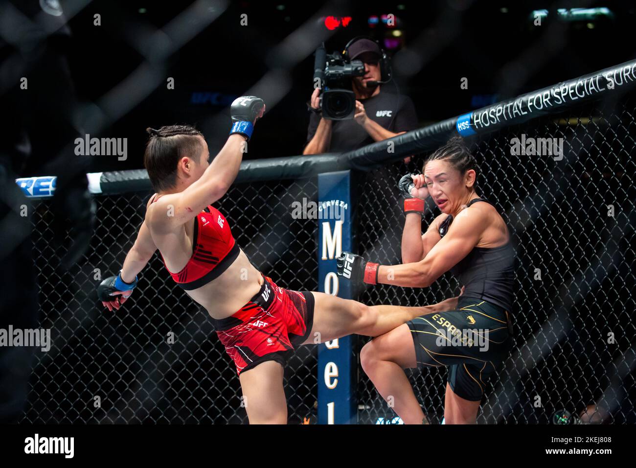 New York, USA. 12.. November 2022. Zhang Weili (L) aus China und Carla Esparza aus den Vereinigten Staaten treten beim Strohgewicht-Titelkampf ihrer Frauen beim UFC 281 im Madison Square Garden in New York, USA, am 12. November 2022 gegeneinander an. Chinas erster UFC-Champion Zhang Weili hat am Samstagabend bei der UFC 281 mit einer zweiten Einreichungsrunde auf Carla Esparza die Meisterin der Strohgewichtsgewichtung der Frauen zurückgewonnen. Quelle: Michael Nagle/Xinhua/Alamy Live News Stockfoto